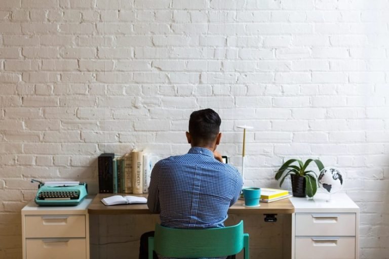 Trocar de emprego com medo da instabilidade: como decidir com menos ansiedade